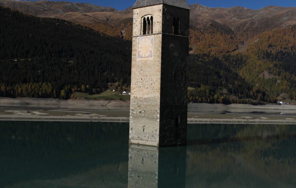Kirchturm im See
